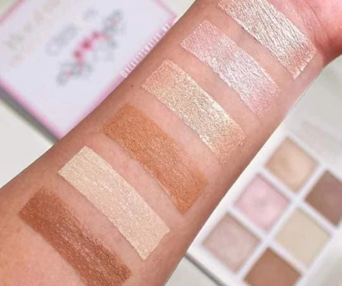 Beauty Creations Floral Bloom Highlight & Contour Palette 11 Beauty Creations Floral Bloom Highlight & Contour Palette – Image 9