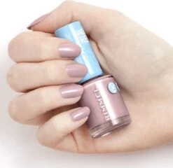 Rimmel London KIND & FREE Vegan Nagellak - 154 Milky Bare -Maquillage Cosmetics 1200x1168 9