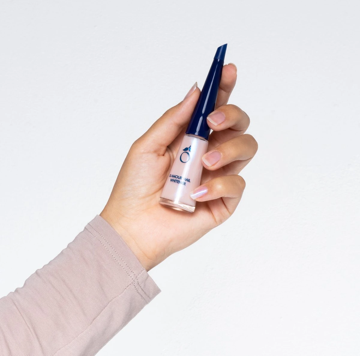 Herome Glamour Nail Whitener - Natural Nail Whitener Met Een Romige Parelmoerglans - Camoufleert Doffe Of Verkleurde Nagels - 10ml. 7 Herome Glamour Nail Whitener - Natural Nail Whitener Met Een Romige Parelmoerglans - Camoufleert Doffe Of Verkleurde Nagels - 10ml. – Image 5