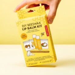 Kikkerland DIY Bijenwas Lip Balsem Kit - Maak Je Eigen Lippenbalsem - 100% Natuurlijk - Voor Twee Balsem Sticks -Maquillage Cosmetics 1200x1200 1025