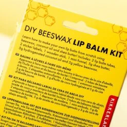 Kikkerland DIY Bijenwas Lip Balsem Kit - Maak Je Eigen Lippenbalsem - 100% Natuurlijk - Voor Twee Balsem Sticks -Maquillage Cosmetics 1200x1200 1026
