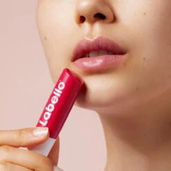 Labello Cherry Shine - Lippenbalsem -Maquillage Cosmetics 1200x1200 1031