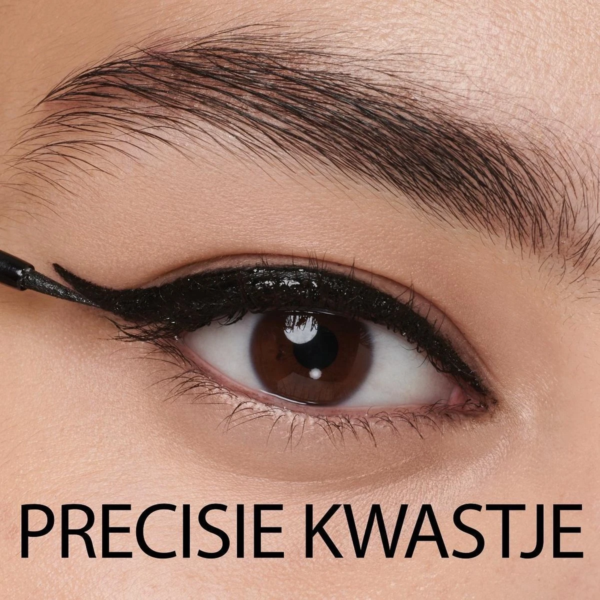 Maybelline New York Tattoo Studio Tattoo Liner - Liquid Ink - 710 Inked Black – Zwart - Ultra Langhoudende Liquid Eyeliner 13 Maybelline New York Tattoo Studio Tattoo Liner - Liquid Ink - 710 Inked Black – Zwart - Ultra Langhoudende Liquid Eyeliner – Image 11