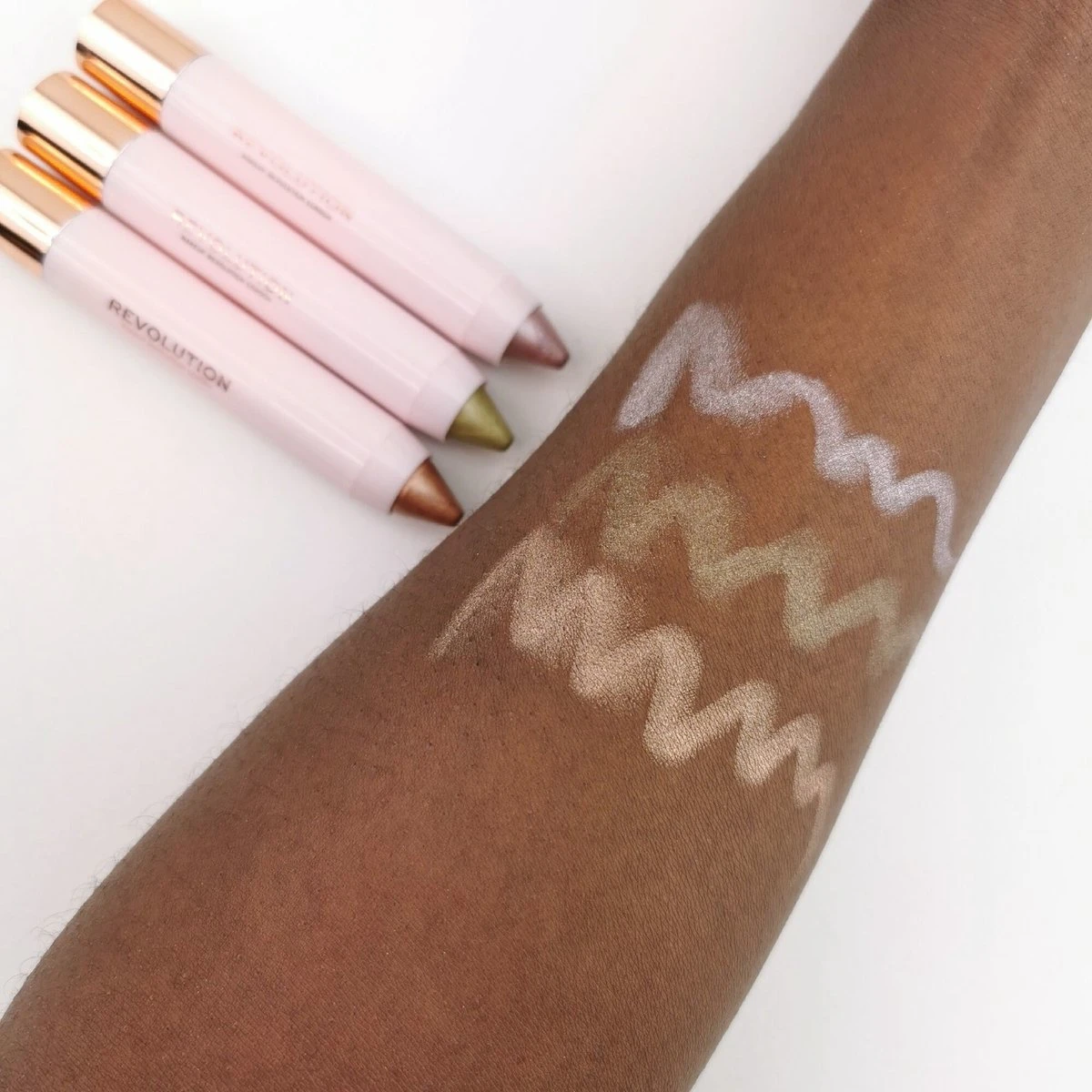 Makeup Revolution - Soft Glamour - Shimmer Shadow Stick Set - Oogschaduw Pencils - Soft Pink, Champagne Bronze Gold & Soft Green 7 Makeup Revolution - Soft Glamour - Shimmer Shadow Stick Set - Oogschaduw Pencils - Soft Pink, Champagne Bronze Gold & Soft Green – Image 5