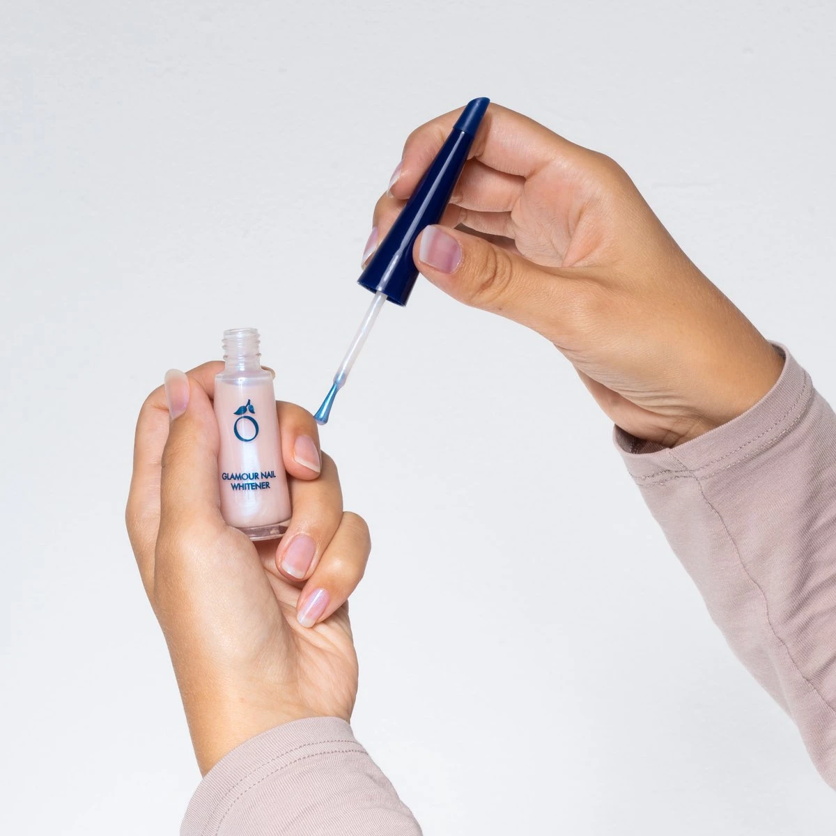 Herome Glamour Nail Whitener - Natural Nail Whitener Met Een Romige Parelmoerglans - Camoufleert Doffe Of Verkleurde Nagels - 10ml. 6 Herome Glamour Nail Whitener - Natural Nail Whitener Met Een Romige Parelmoerglans - Camoufleert Doffe Of Verkleurde Nagels - 10ml. – Image 4