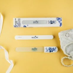 Herome Glazen Nagelvijl Glasvijl Delfts Blauw - Limited Edition - Onslijtbare Nagelvijl - Voorkomt Splijten En Haakjes -Maquillage Cosmetics 1200x1200 3179