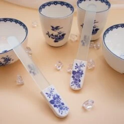 Herome Glazen Nagelvijl Glasvijl Delfts Blauw - Limited Edition - Onslijtbare Nagelvijl - Voorkomt Splijten En Haakjes -Maquillage Cosmetics 1200x1200 3180