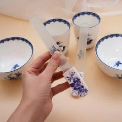 Herome Glazen Nagelvijl Glasvijl Delfts Blauw - Limited Edition - Onslijtbare Nagelvijl - Voorkomt Splijten En Haakjes -Maquillage Cosmetics 1200x1200 3181