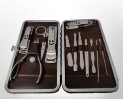 Merkloos Manicure & Pedicure Set - Uitgebreide 12-Delige RVS Nagel Gezicht Verzorging Set - Reisset Met Nagelknippers - Nageletui Manicureset Pedicureset Nagel Verzorging Nagelriem Trimmer Bokkenpoot & Nagelschaar - Met Lederen Etui -Maquillage Cosmetics 1200x965 4