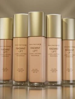 Max Factor - Radiant Lift Foundation - 050 Natural -Maquillage Cosmetics 900x1200 10
