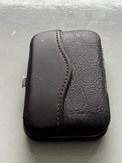 Merkloos Luxe Echt Lederen Manicure Set Voor Op Reis Inclusief Reis Etui 6 Delig – 11x7cm | Nagelschaar | Nagelvijl | Nagels Knippen | Pincet | Nagelverzorging -Maquillage Cosmetics 900x1200 62