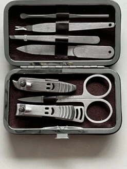 Merkloos Luxe Echt Lederen Manicure Set Voor Op Reis Inclusief Reis Etui 6 Delig – 11x7cm | Nagelschaar | Nagelvijl | Nagels Knippen | Pincet | Nagelverzorging -Maquillage Cosmetics 900x1200 63