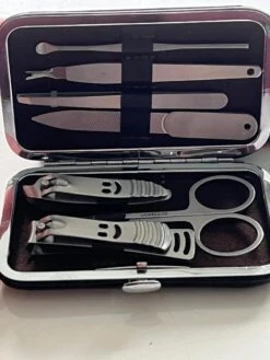 Merkloos Luxe Echt Lederen Manicure Set Voor Op Reis Inclusief Reis Etui 6 Delig – 11x7cm | Nagelschaar | Nagelvijl | Nagels Knippen | Pincet | Nagelverzorging -Maquillage Cosmetics 900x1200 64