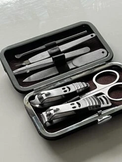 Merkloos Luxe Echt Lederen Manicure Set Voor Op Reis Inclusief Reis Etui 6 Delig – 11x7cm | Nagelschaar | Nagelvijl | Nagels Knippen | Pincet | Nagelverzorging -Maquillage Cosmetics 900x1200 65